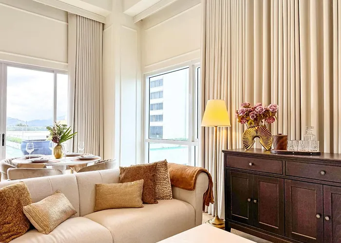 The Suite- Luxurious City Skyline